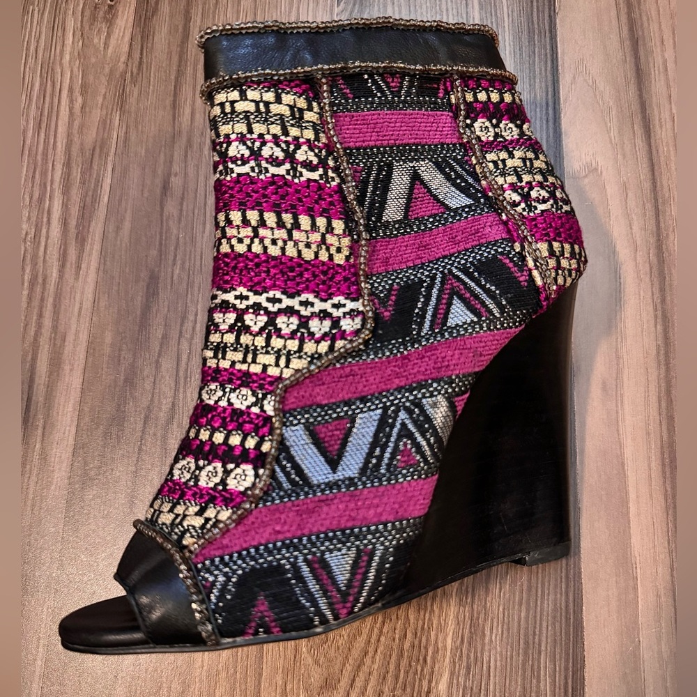 June Ambrose Leather Brocade Beaded Peep Toe Funky Side Zip Wedge Booties 6.5